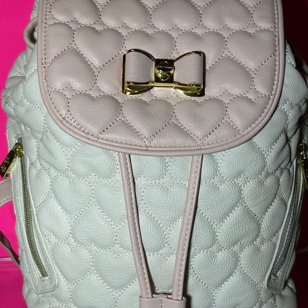 Betsey Johnson Quilted Cream & Pink Backpack w/Bow Accent 10”x 11.5”x 4” EUC